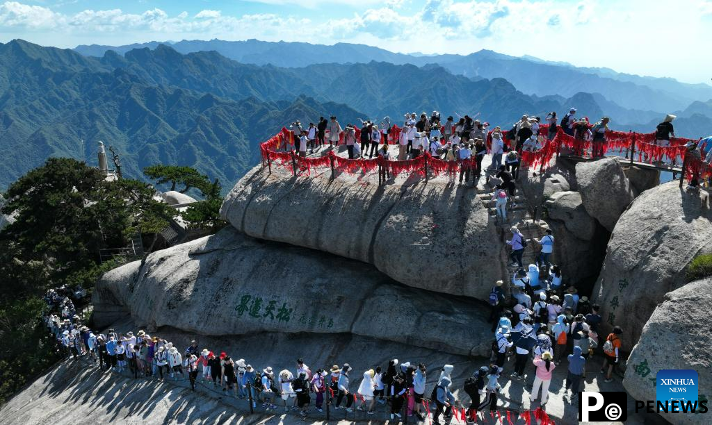 In pics: visitors on Huashan Mountain in NW China