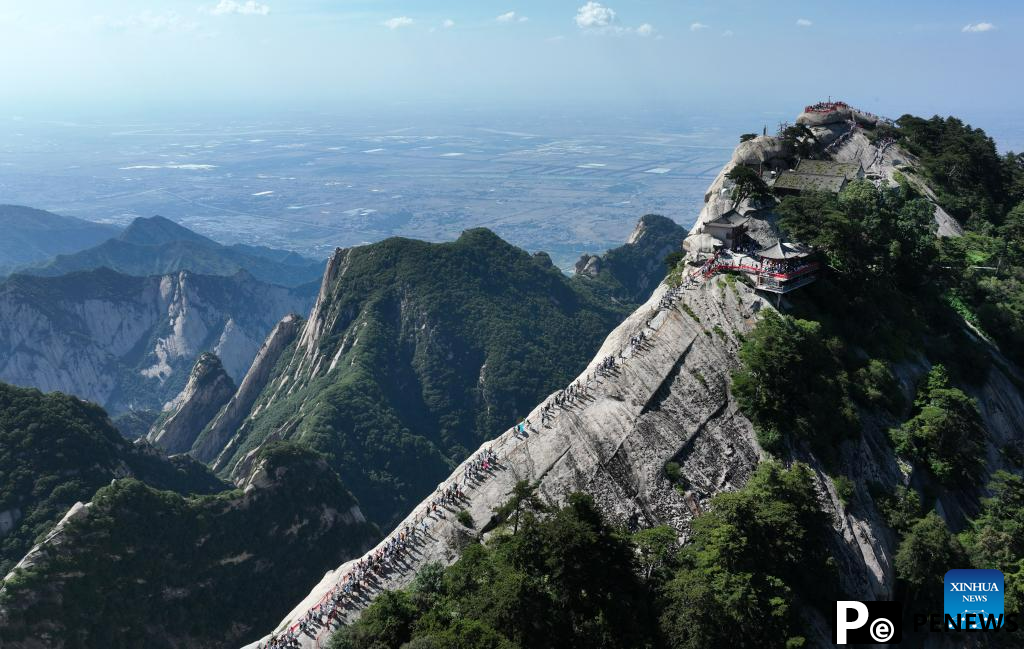 In pics: visitors on Huashan Mountain in NW China
