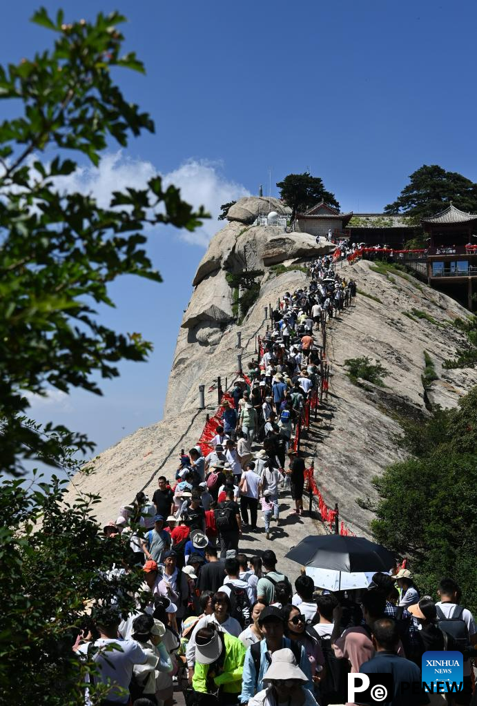 In pics: visitors on Huashan Mountain in NW China