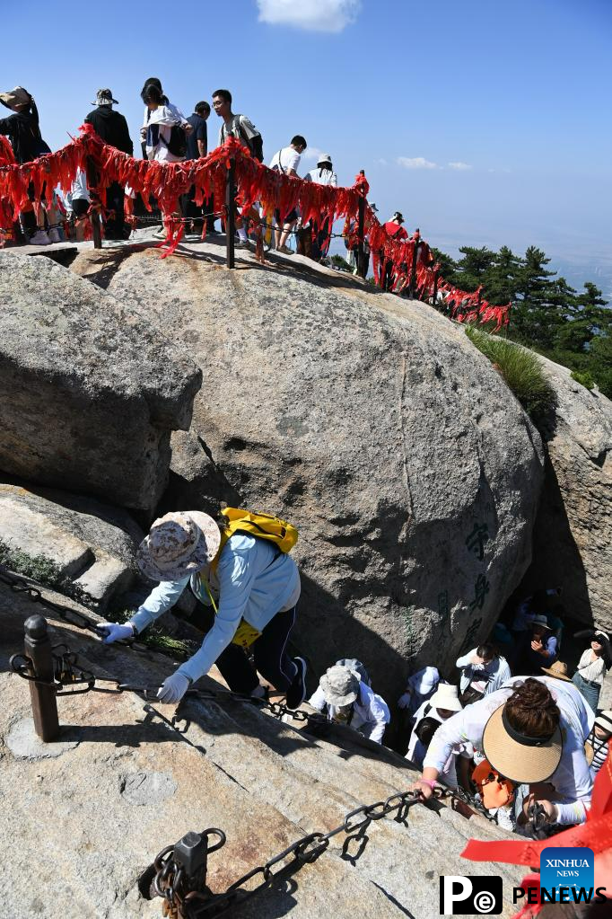 In pics: visitors on Huashan Mountain in NW China