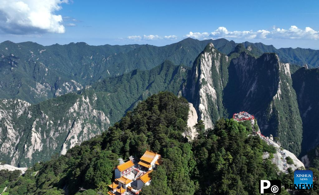 In pics: visitors on Huashan Mountain in NW China