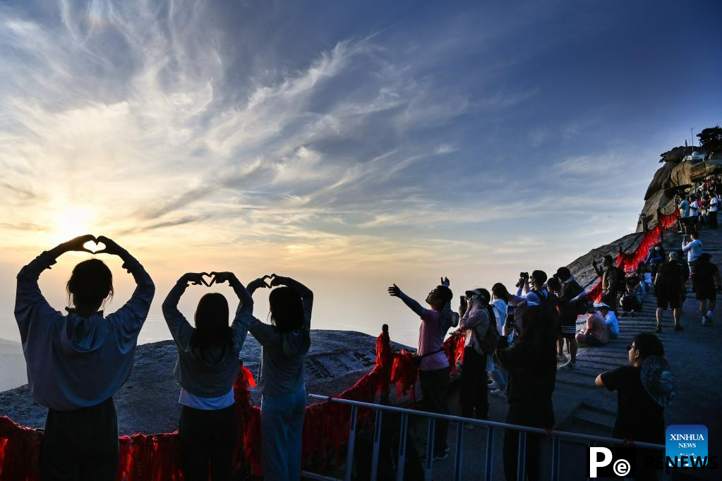 In pics: visitors on Huashan Mountain in NW China