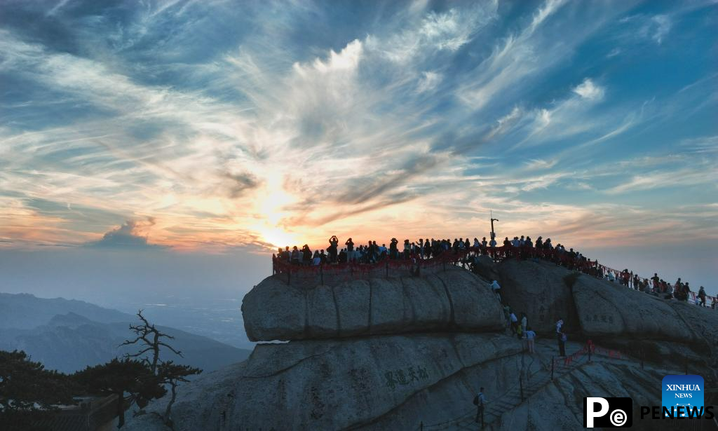In pics: visitors on Huashan Mountain in NW China