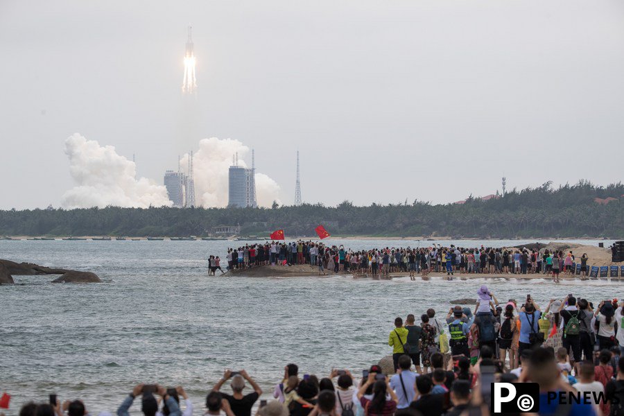 Roaring space-themed tourism brings benefits down to Earth
