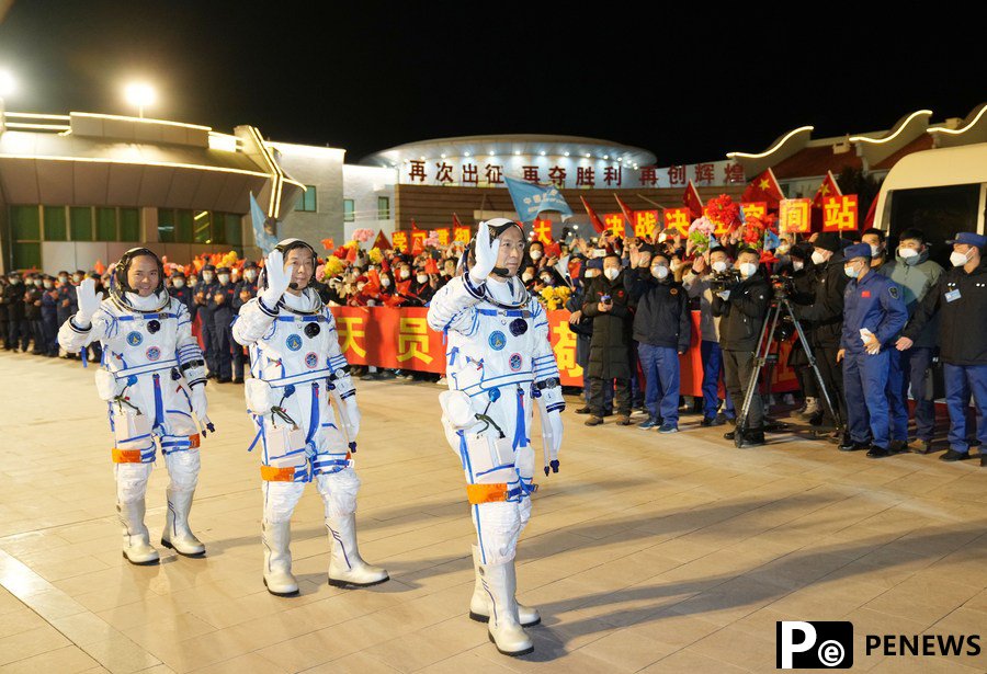 Roaring space-themed tourism brings benefits down to Earth