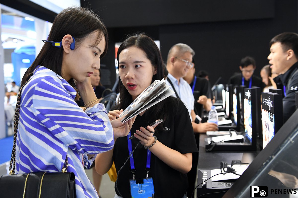New types of multi-functional earphones meet people