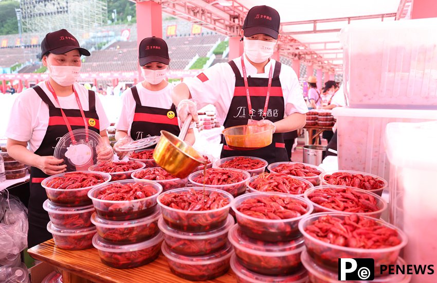 Over 10,000 people join crayfish banquet in E China