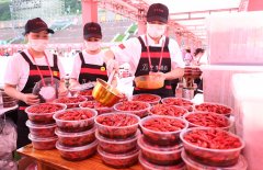 Over 10,000 people join crayfish banquet in E China's Jiangsu