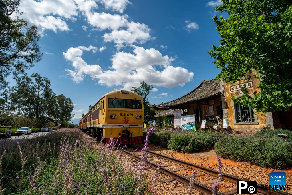 Tourism railway line attracts visitors in Honghe, SW China