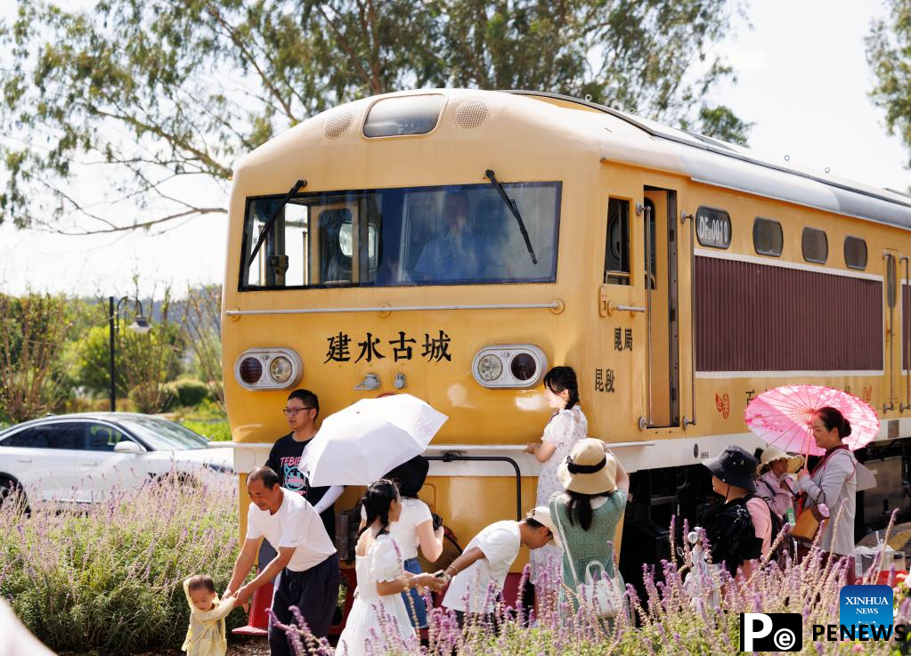 Tourism railway line attracts visitors in Honghe, SW China