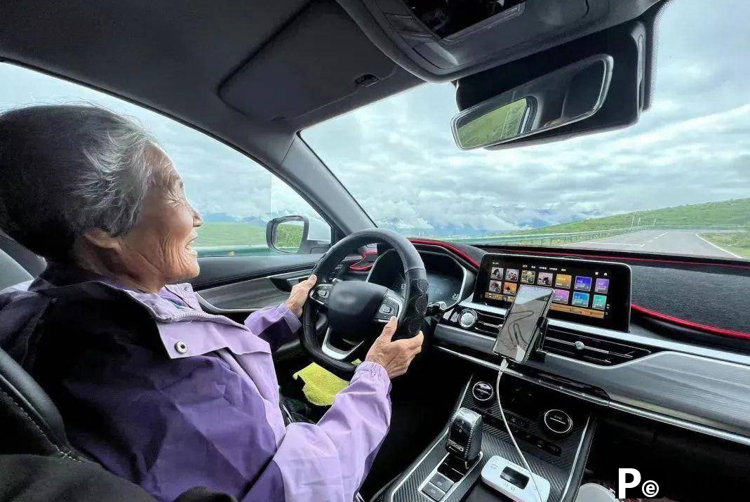 71-year-old woman's road trip wins praise from Chinese netizens