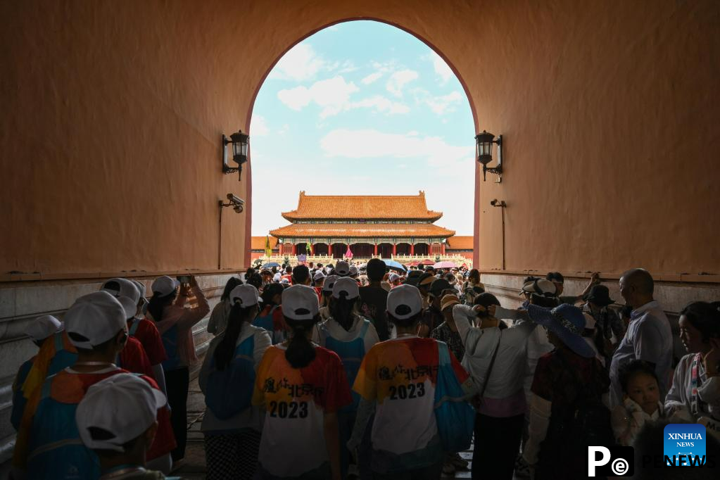 Beijng sees increasing number of tourists as summer vacation starts