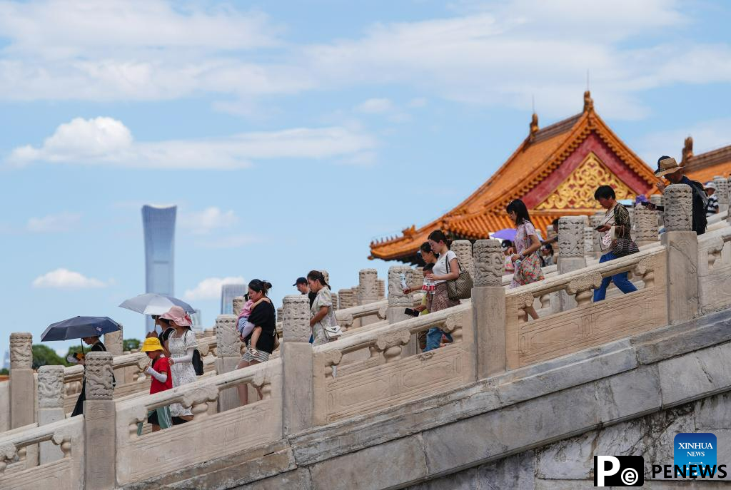 Beijng sees increasing number of tourists as summer vacation starts