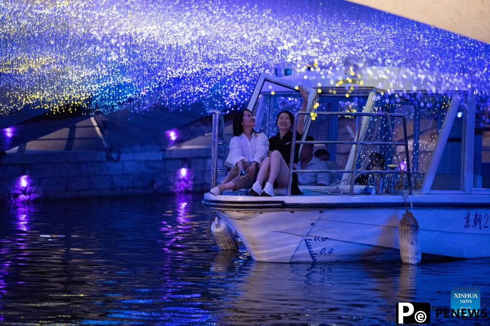 Along banks of Seine Liangma rivers: summer urban "living rooms" of Paris Beijing