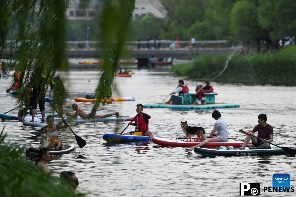 Along banks of Seine Liangma rivers: summer urban "living rooms" of Paris Beijing