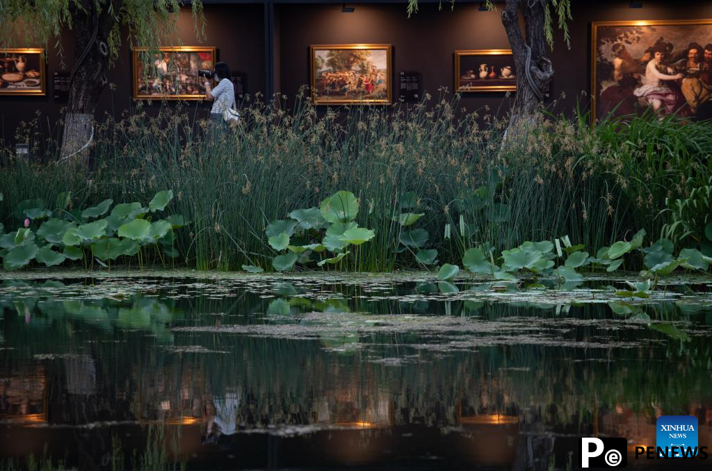 Along banks of Seine Liangma rivers: summer urban "living rooms" of Paris Beijing