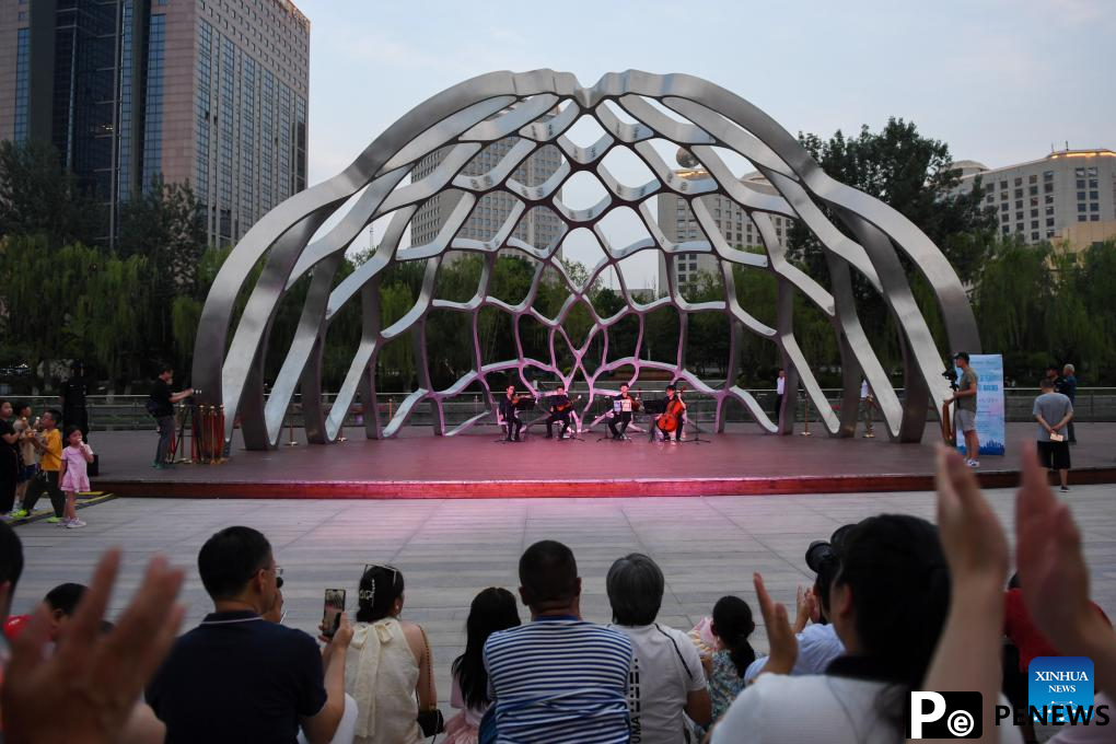 Along banks of Seine Liangma rivers: summer urban "living rooms" of Paris Beijing