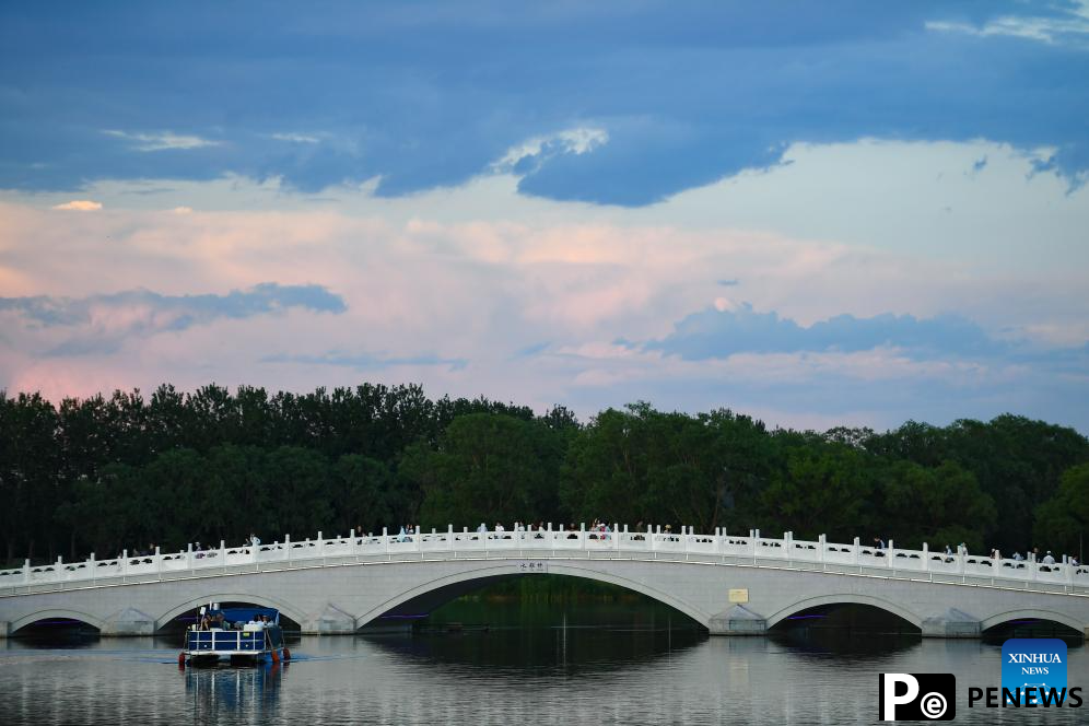 Along banks of Seine Liangma rivers: summer urban "living rooms" of Paris Beijing