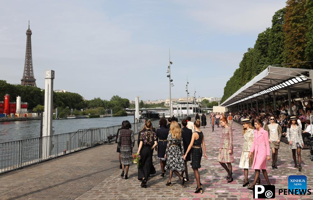 Along banks of Seine Liangma rivers: summer urban "living rooms" of Paris Beijing