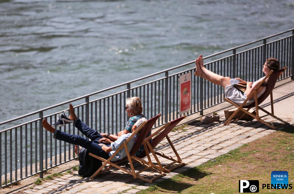 Along banks of Seine Liangma rivers: summer urban "living rooms" of Paris Beijing