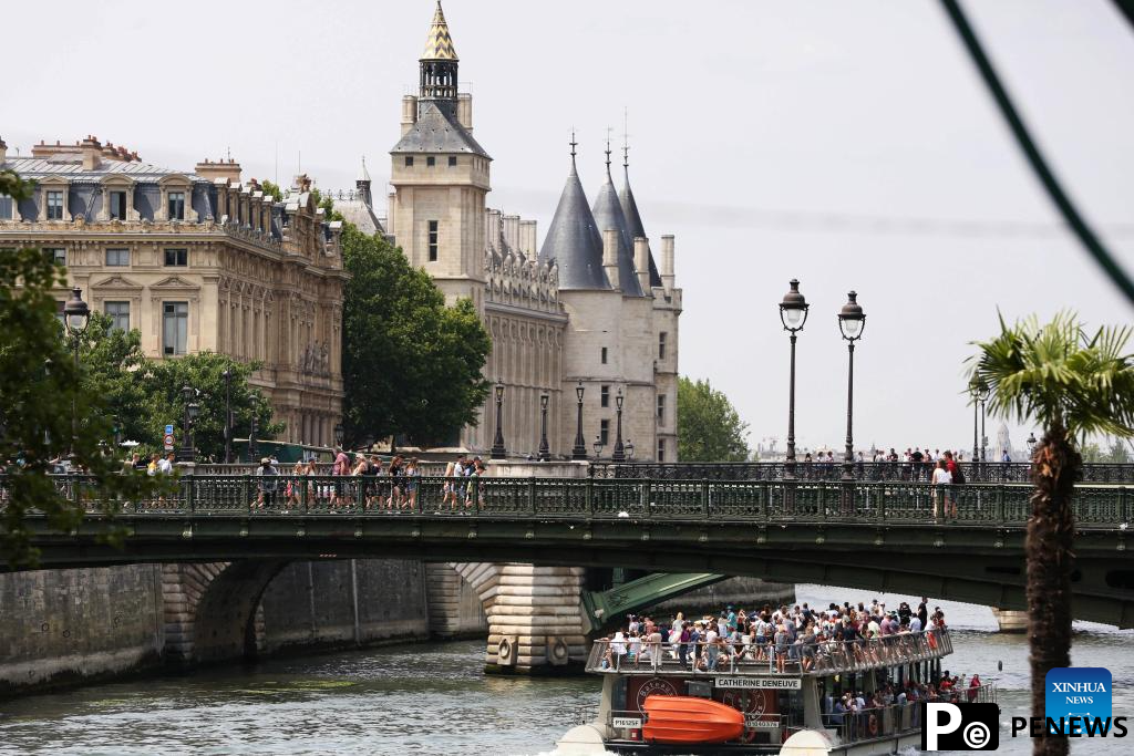 Along banks of Seine Liangma rivers: summer urban "living rooms" of Paris Beijing