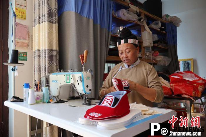 Embroidery evolves into thriving business in SW China's Guizhou