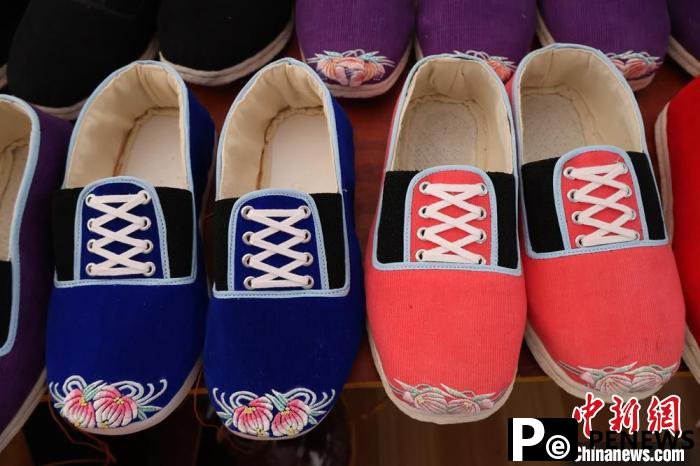 Embroidery evolves into thriving business in SW China