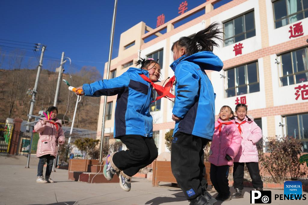 Schools in quake-hit areas of Jishishan start to resume classes