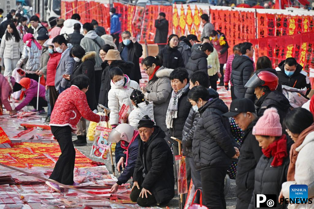 Visitors flock to Poli Market in China