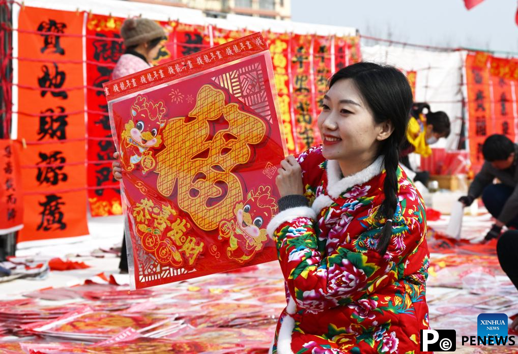 Visitors flock to Poli Market in China