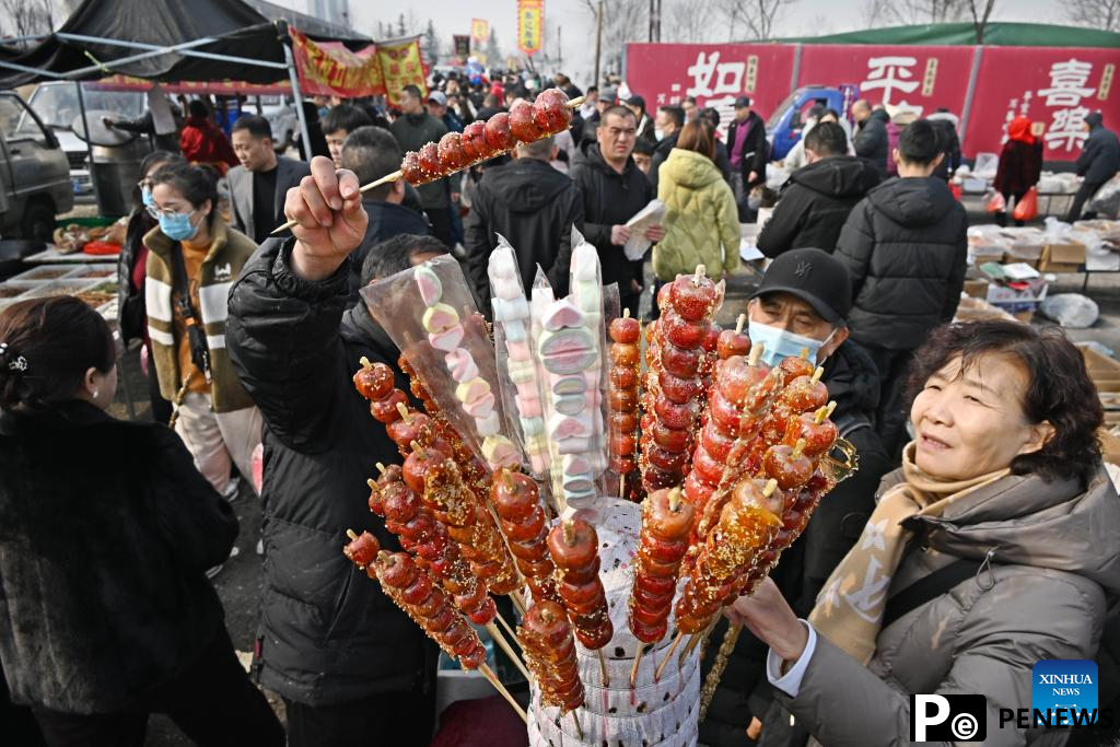 Visitors flock to Poli Market in China