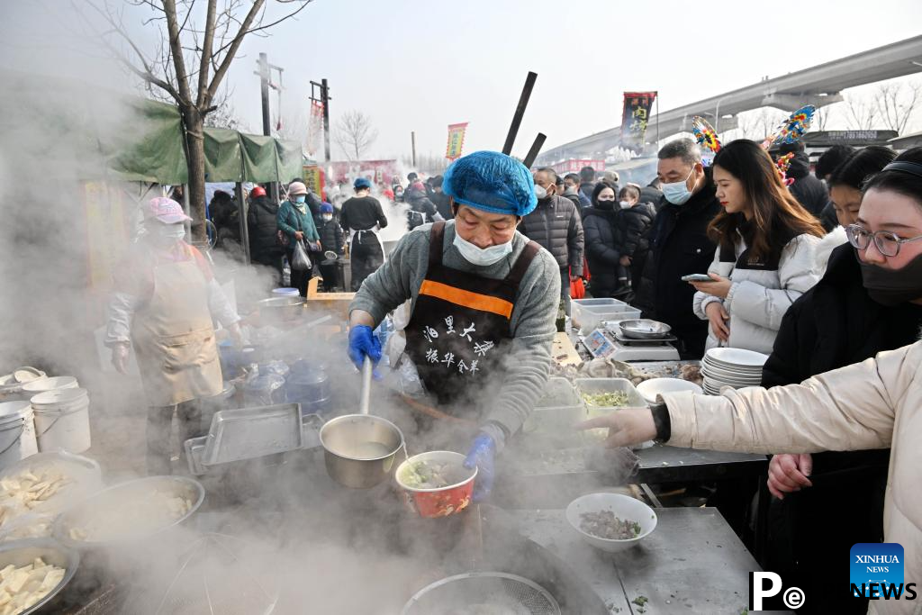 Visitors flock to Poli Market in China