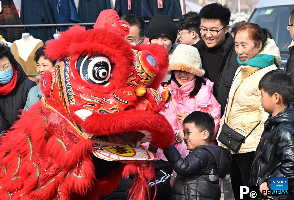 Visitors flock to Poli Market in China
