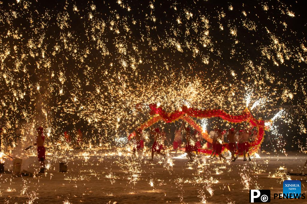 Fire dragon dance show staged for tourists in Harbin