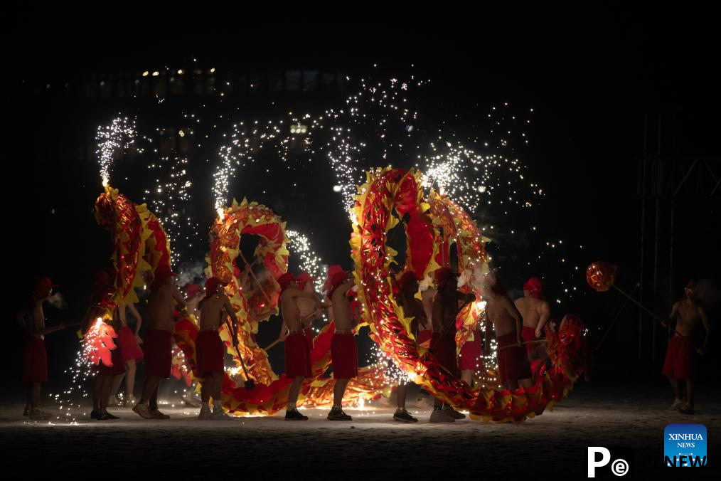 Fire dragon dance show staged for tourists in Harbin