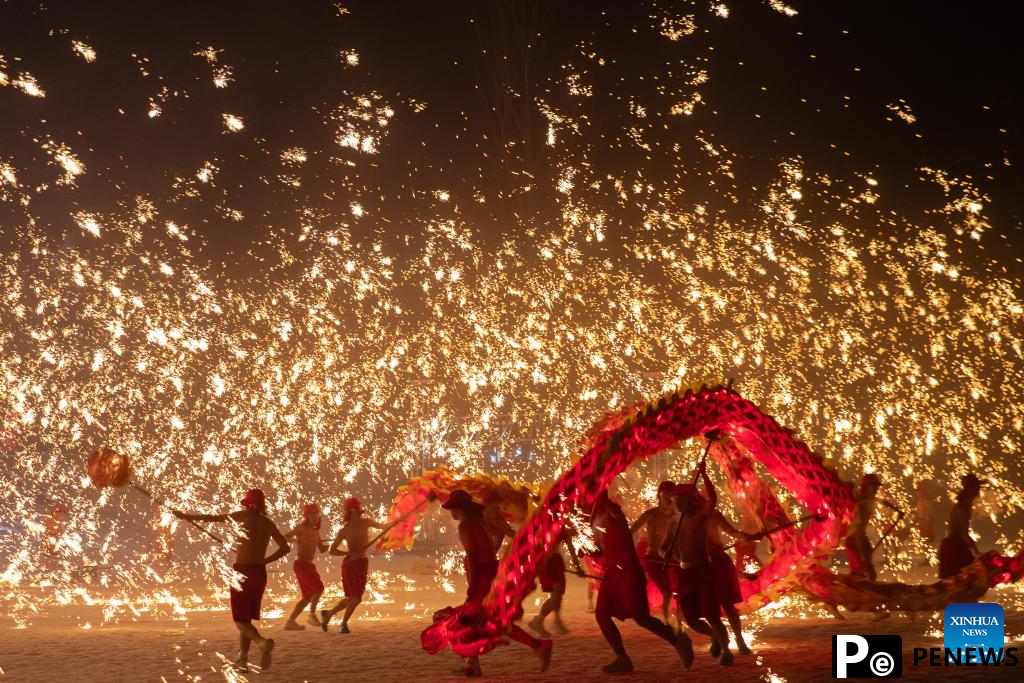Fire dragon dance show staged for tourists in Harbin