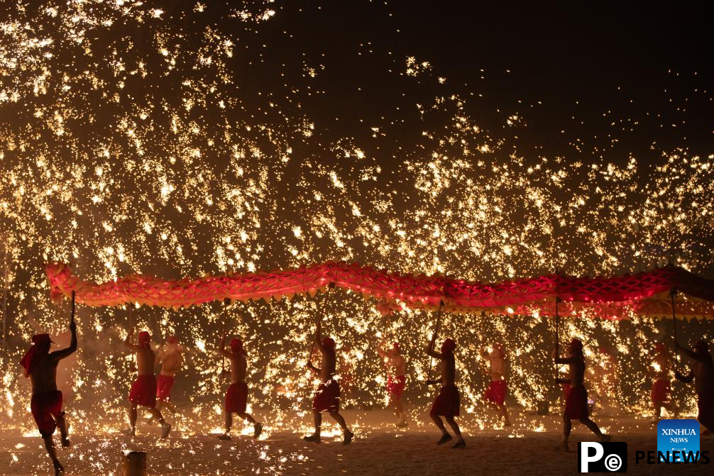 Fire dragon dance show staged for tourists in Harbin