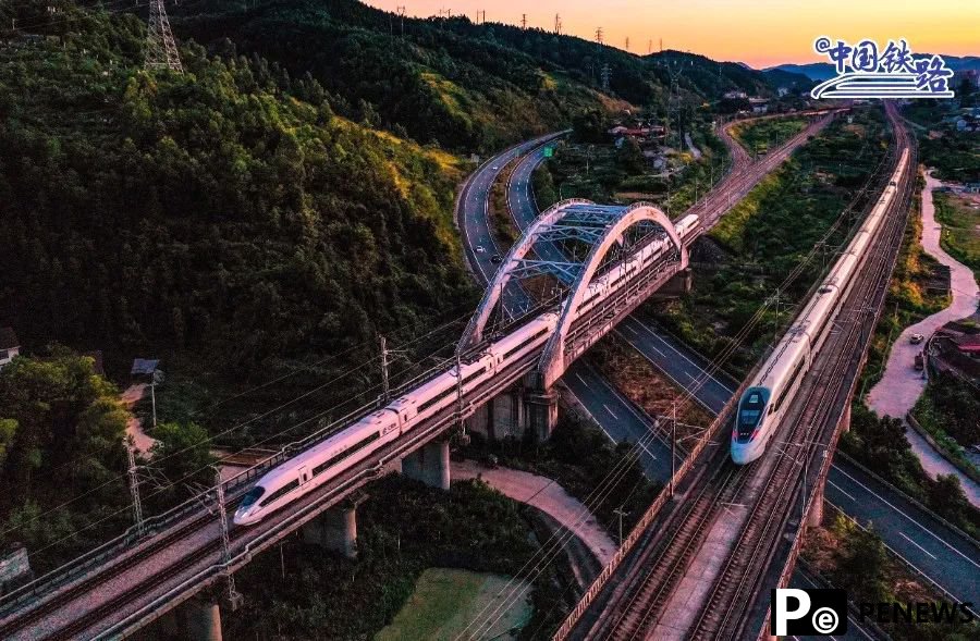 Breathtaking moments when high-speed trains converge