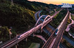 Breathtaking moments when high-speed trains converge