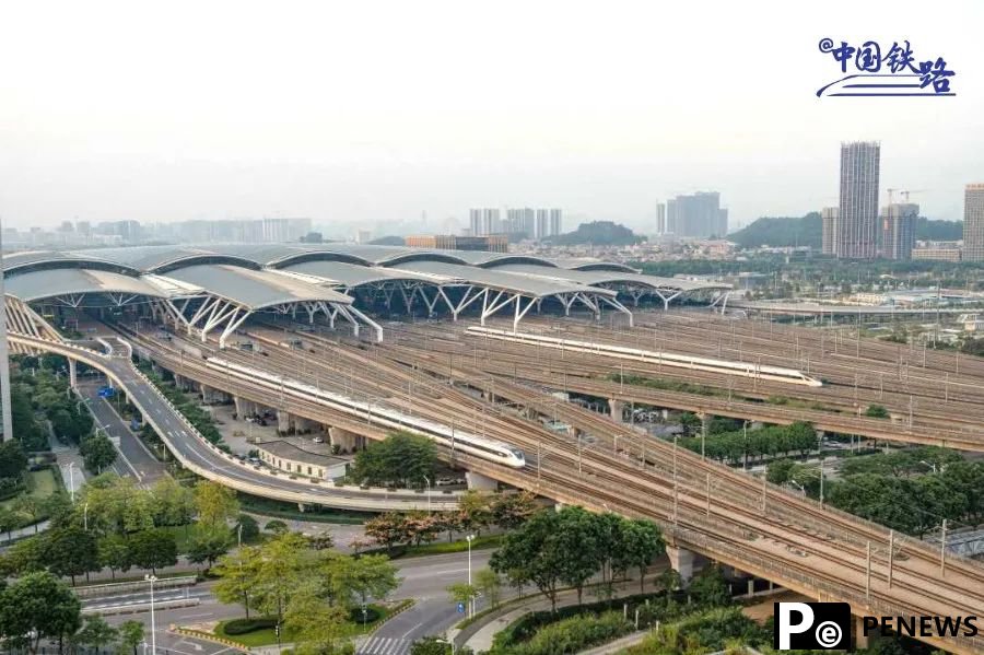 Breathtaking moments when high-speed trains converge