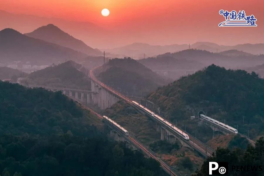 Breathtaking moments when high-speed trains converge