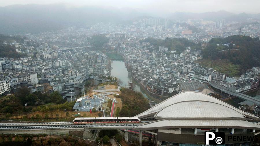 Maglev sightseeing express line boosts tourism in Fenghuang ancient town