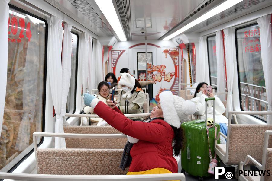 Maglev sightseeing express line boosts tourism in Fenghuang ancient town