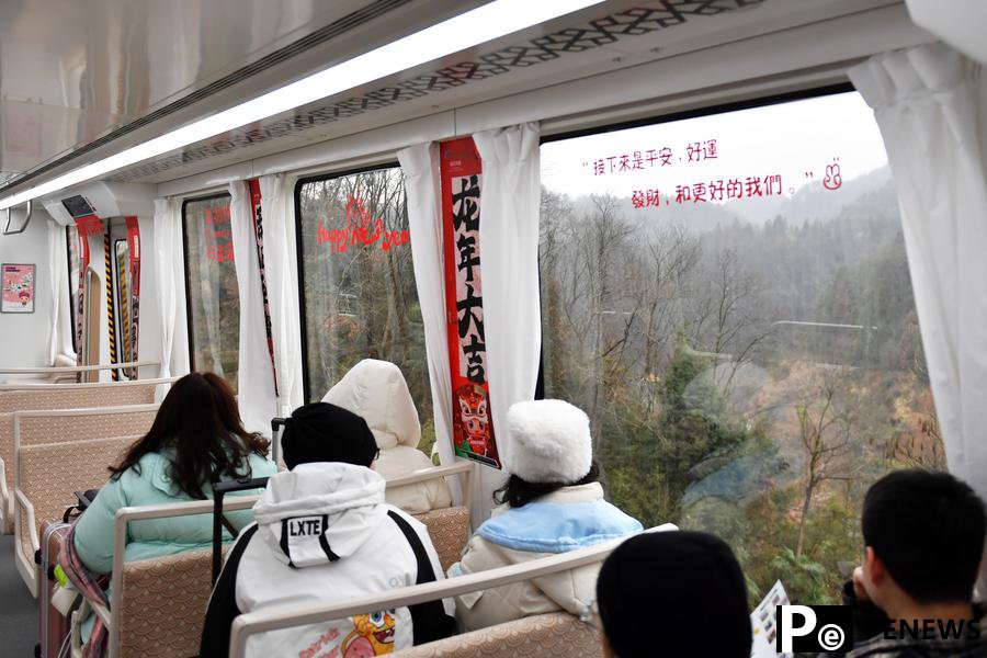 Maglev sightseeing express line boosts tourism in Fenghuang ancient town