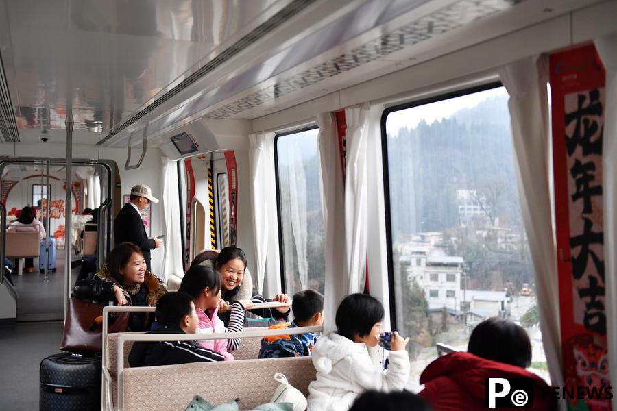 Maglev sightseeing express line boosts tourism in Fenghuang ancient town