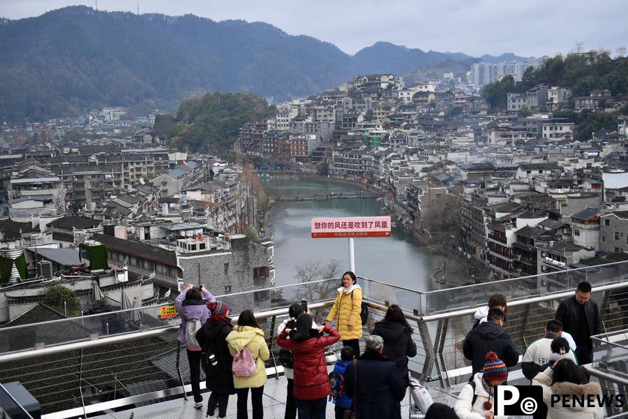 Maglev sightseeing express line boosts tourism in Fenghuang ancient town