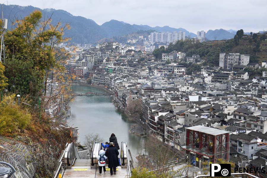 Maglev sightseeing express line boosts tourism in Fenghuang ancient town