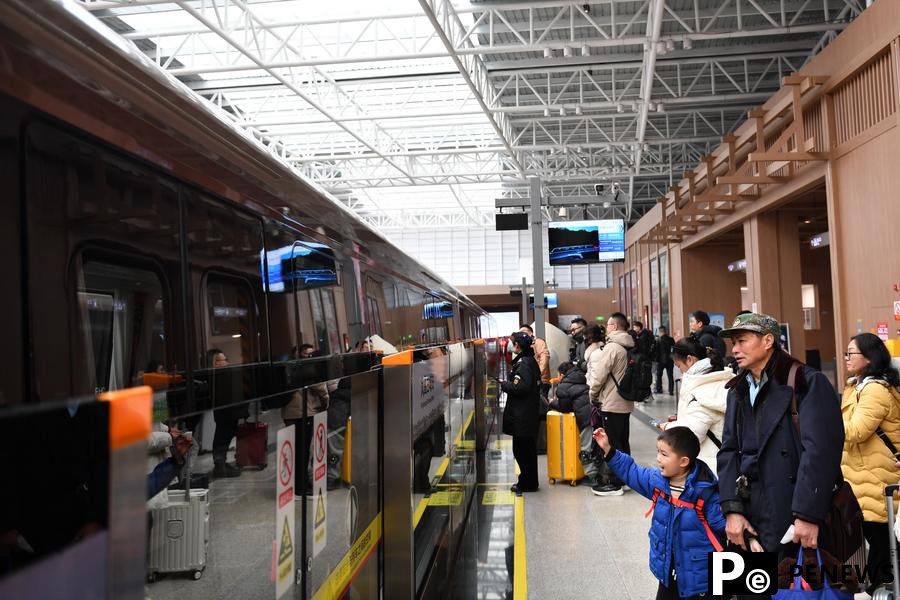 Maglev sightseeing express line boosts tourism in Fenghuang ancient town