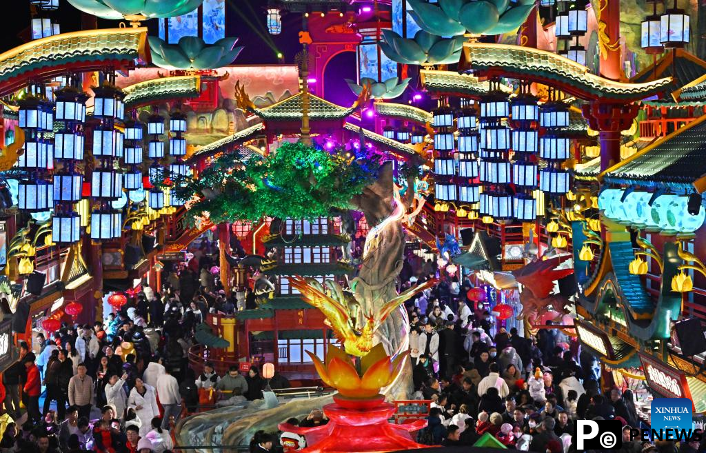 People visit scenic spot in Qingdao during Spring Festival holiday