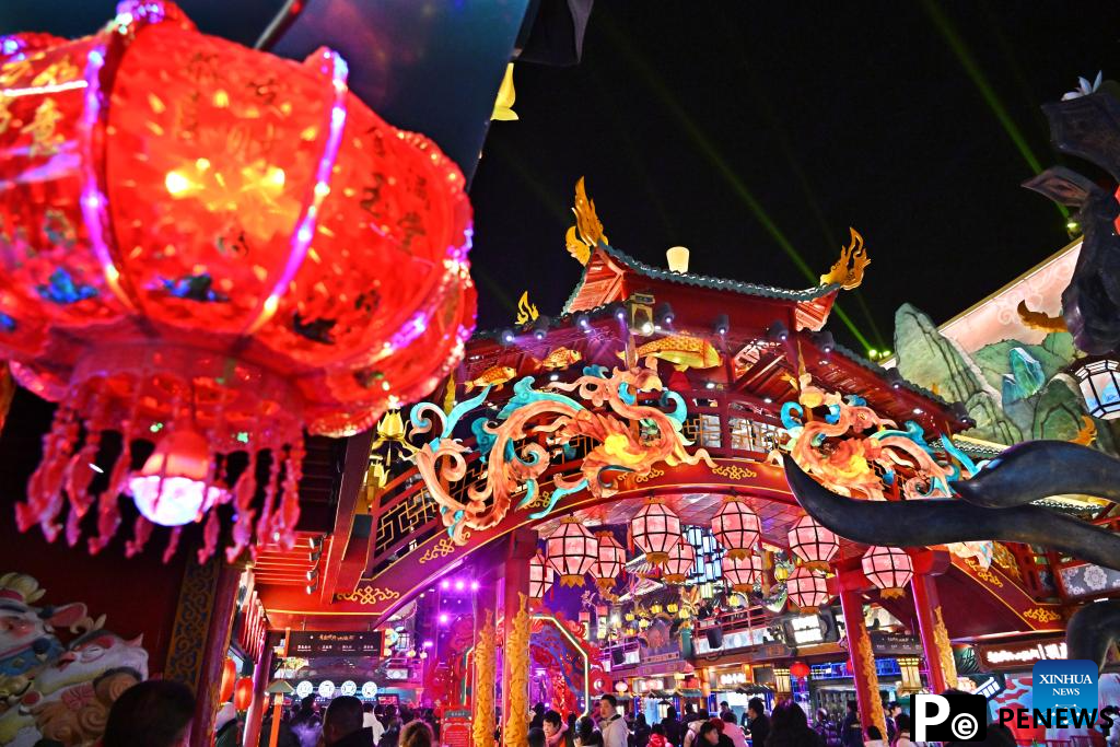 People visit scenic spot in Qingdao during Spring Festival holiday